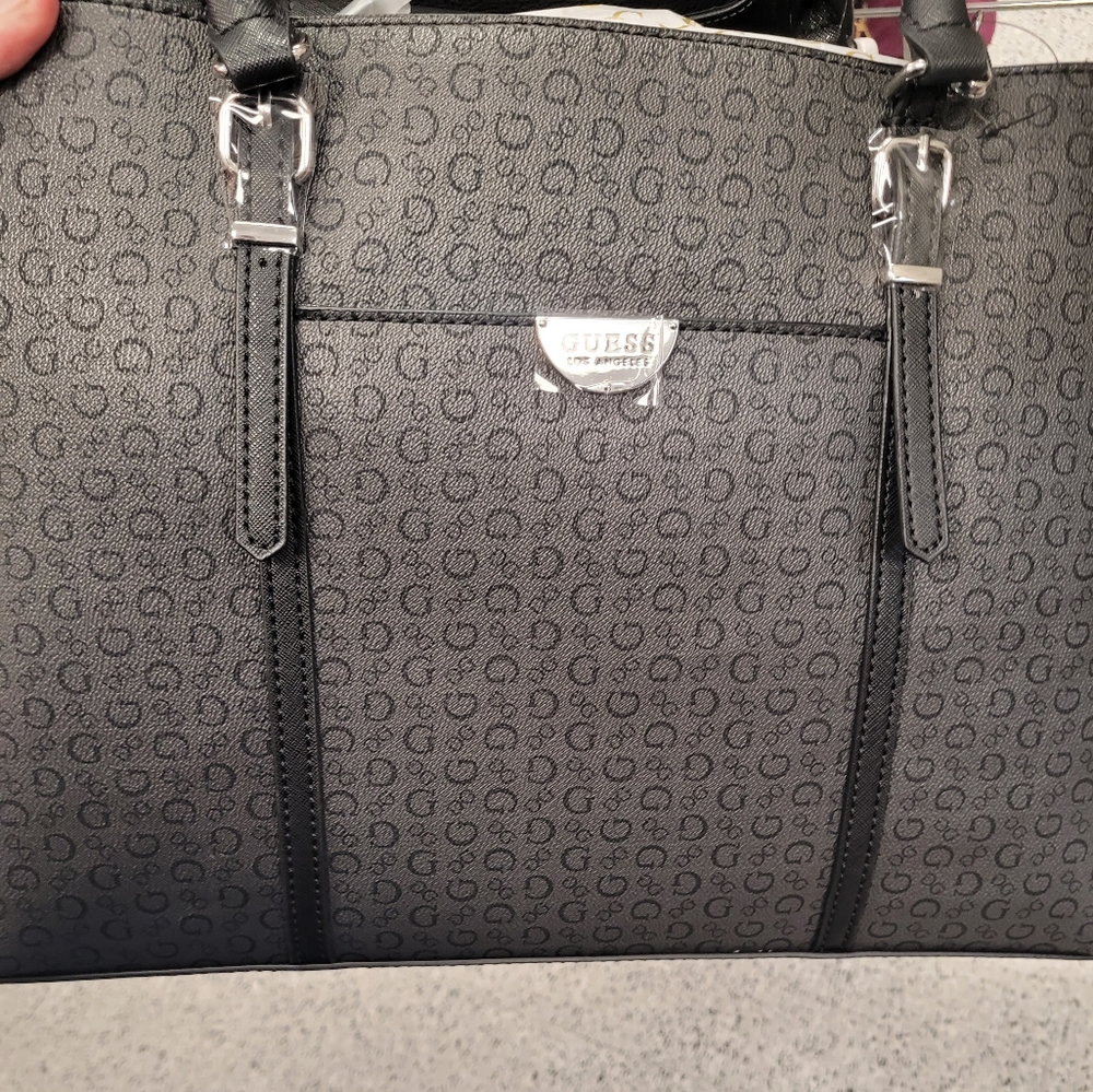 GUESS!!! LARGE GUESS BLACK PURSE.